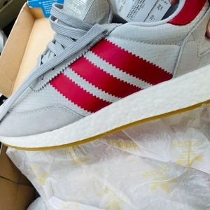 Brands new adidas originals men’s sneakers.